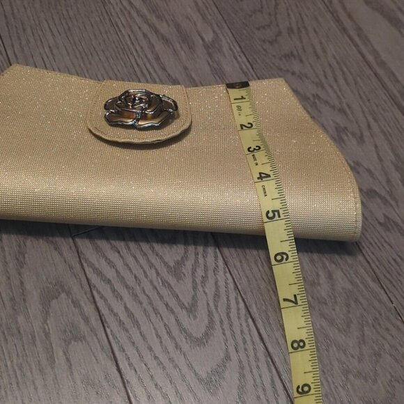 Elegant Gold Clutch with Floral Accent - Excellent Condition - Picture 5 of 5